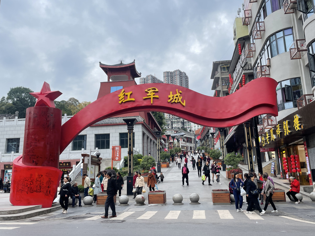 通江县的红军城特色街区11月8日,在参观完红四方面军总指挥部旧址纪念