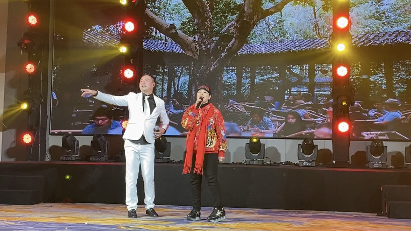 1月29日晚,巴蜀笑星钟盅,凤姐等开启了一场抖音直播新春嘉年华,以浓郁