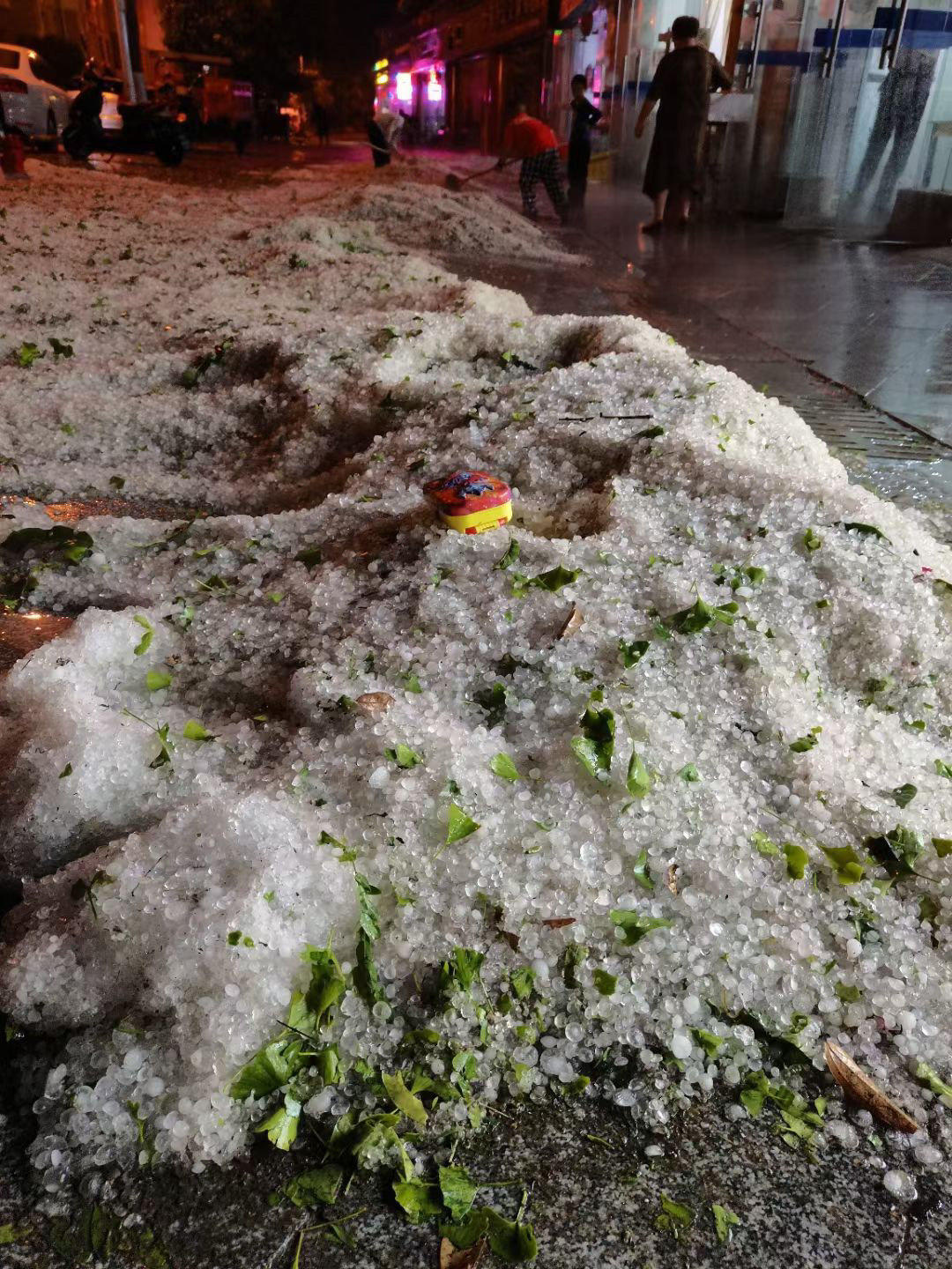 视频|广元青川突降冰雹,地面形成"冰雹河" - 川观新闻