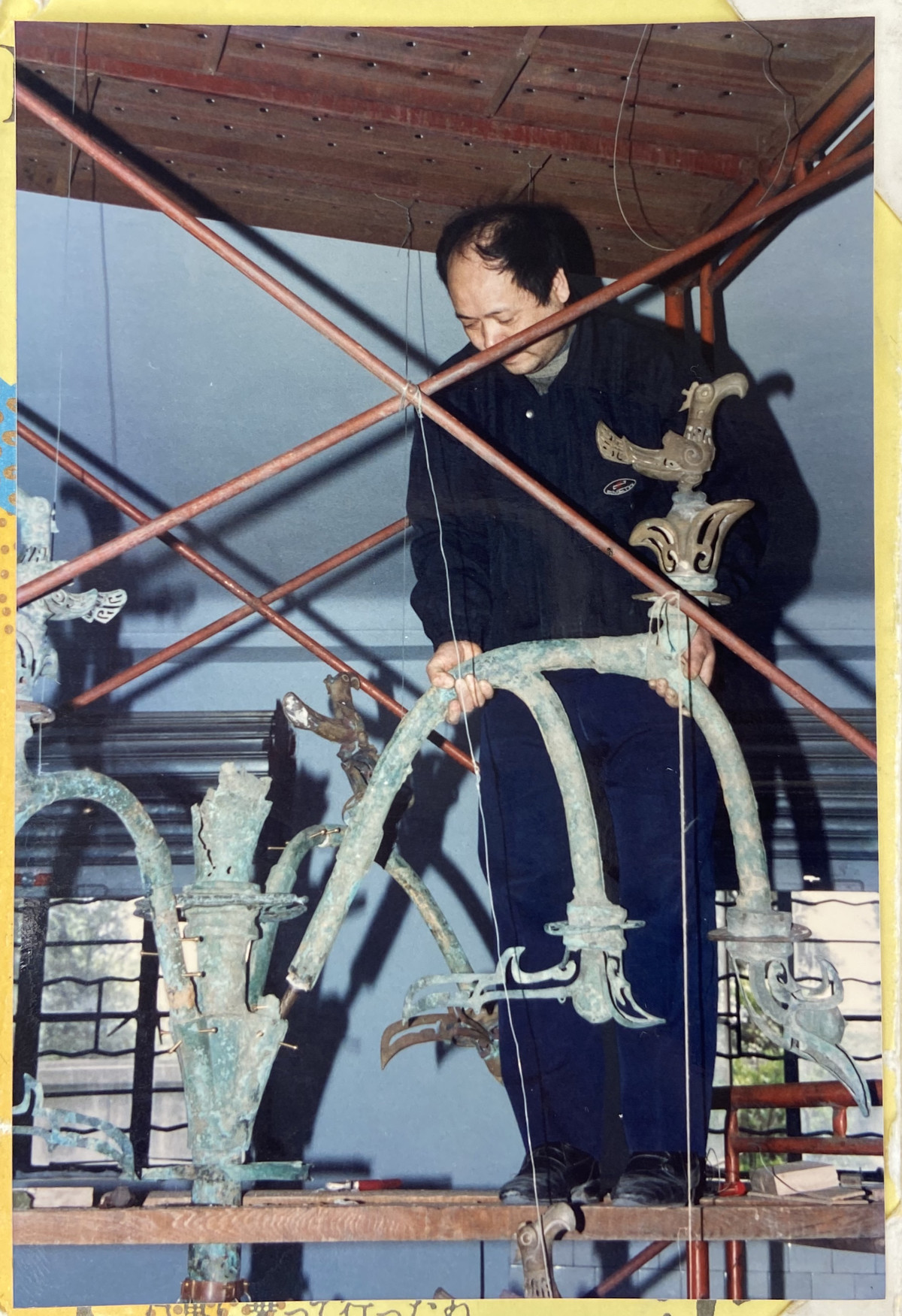 杨晓邬在脚手架上修复神树各位艺术家,作家,诗人,艺