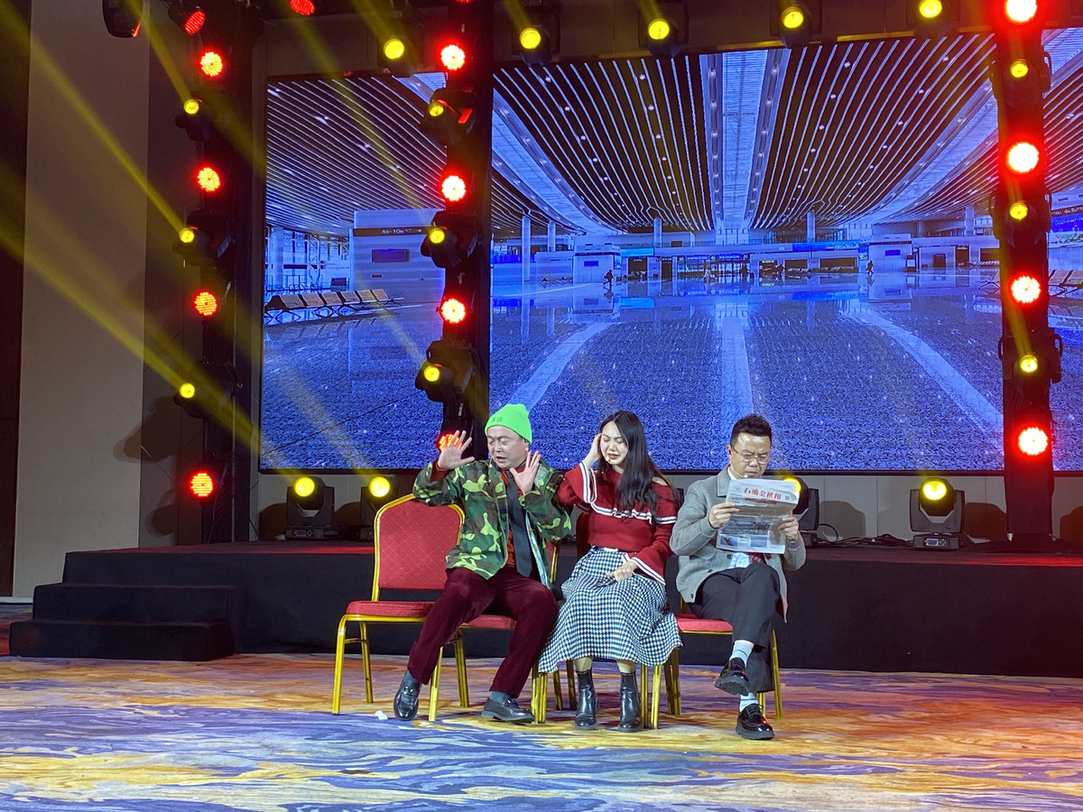 活动现场,钟盅担任全场主持人,串联起创意表演,歌舞,戏曲,模仿秀,小品