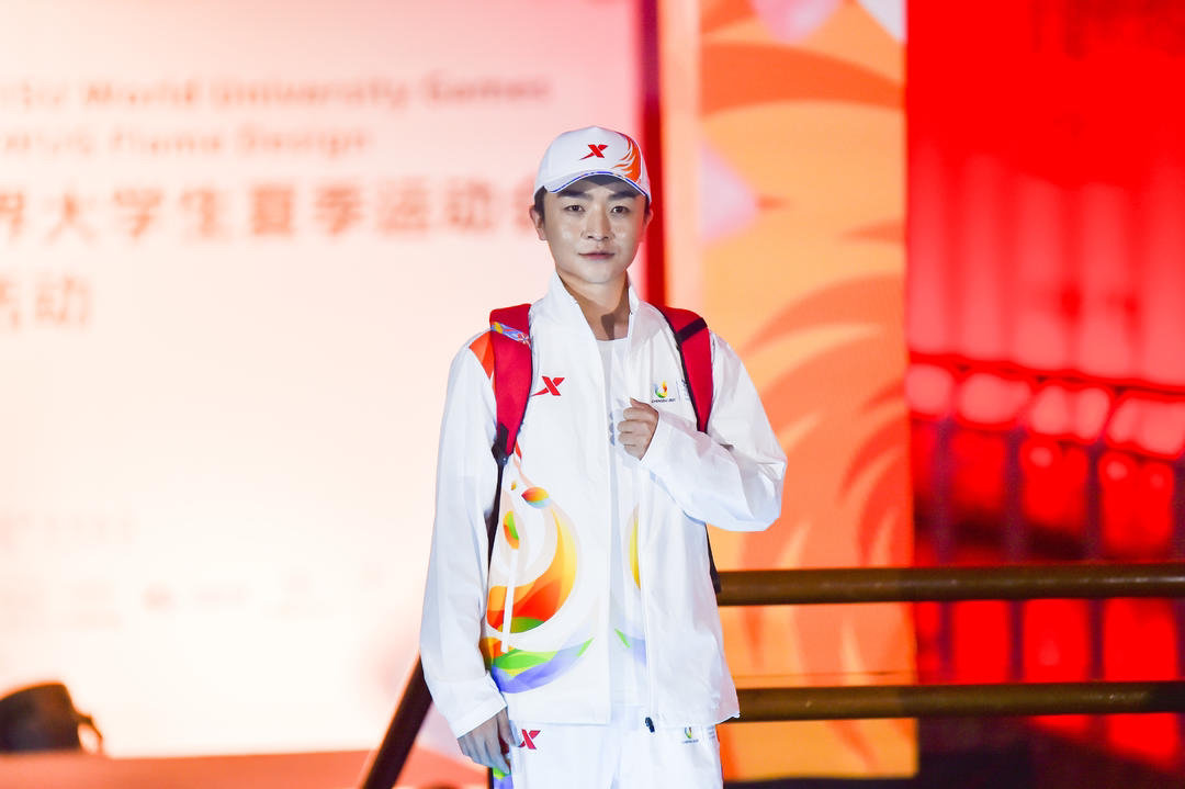 展示青春风采成都大运会火炬手服装亮相