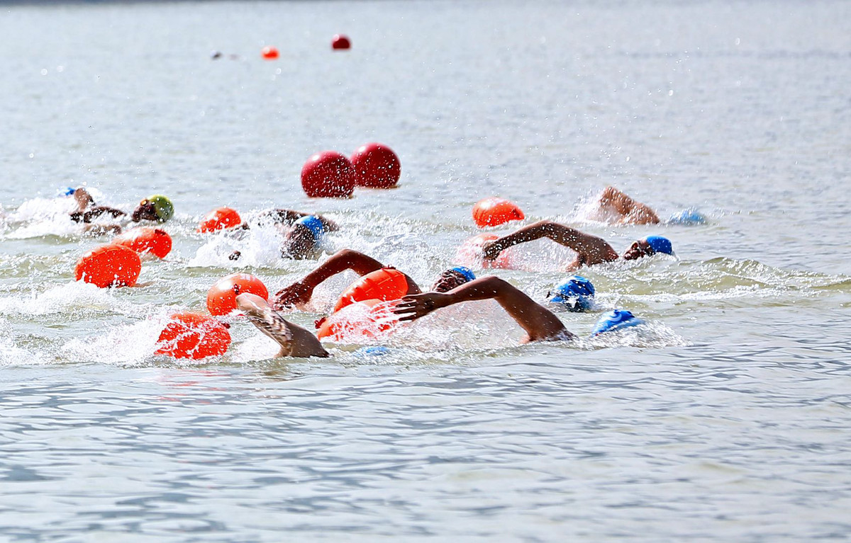 组图帅气280多名游泳健儿横渡嘉陵江