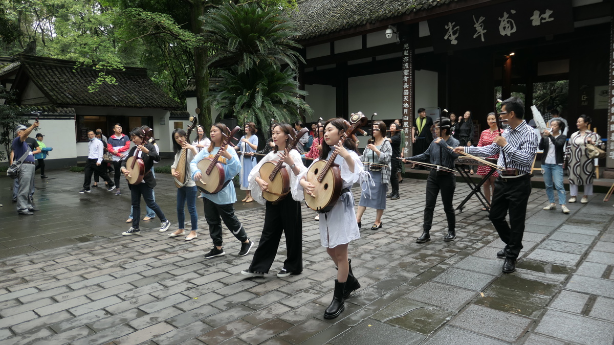 和音樂家街頭快閃玩轉成都街頭藝人音樂季