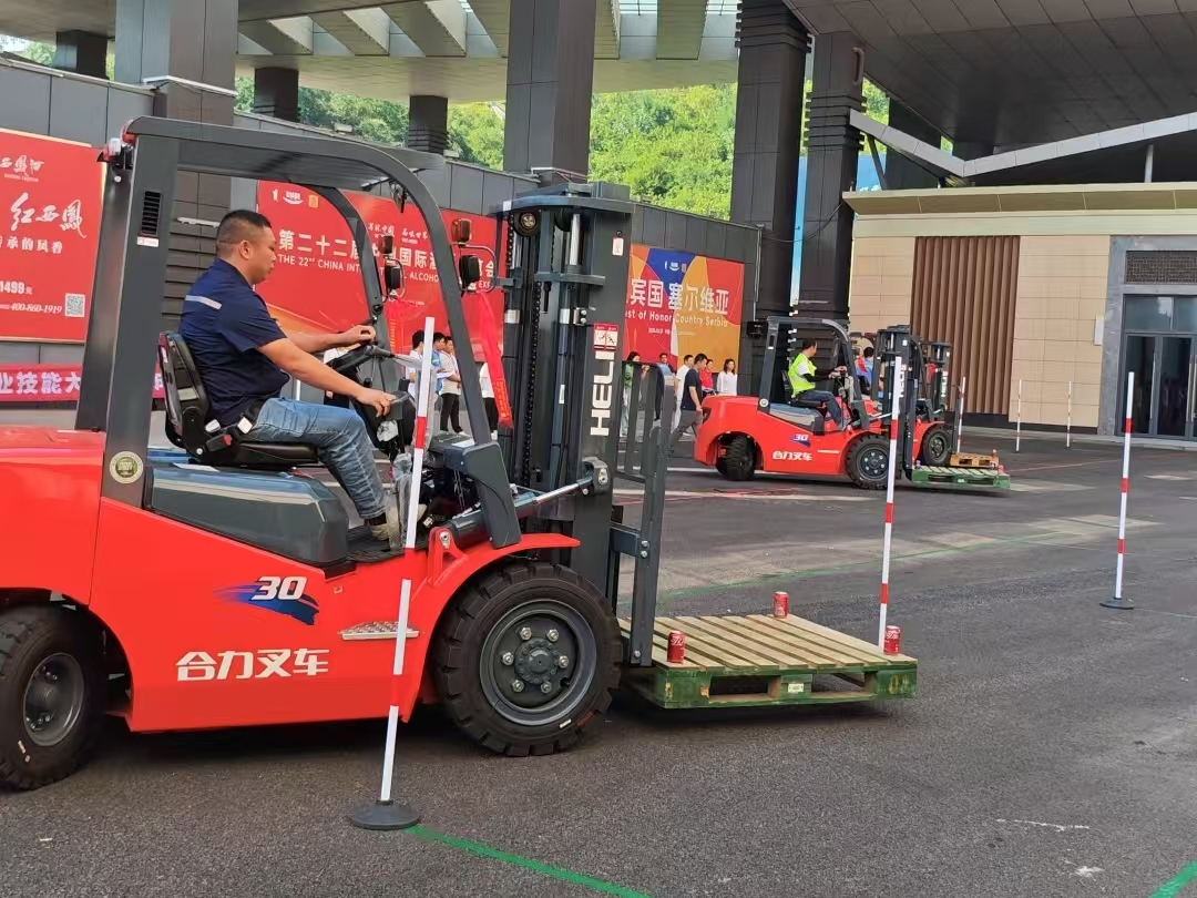 叉车操作视频全过程2023版 golXhQSUPJYOmrStfRf1751015868952.jpg