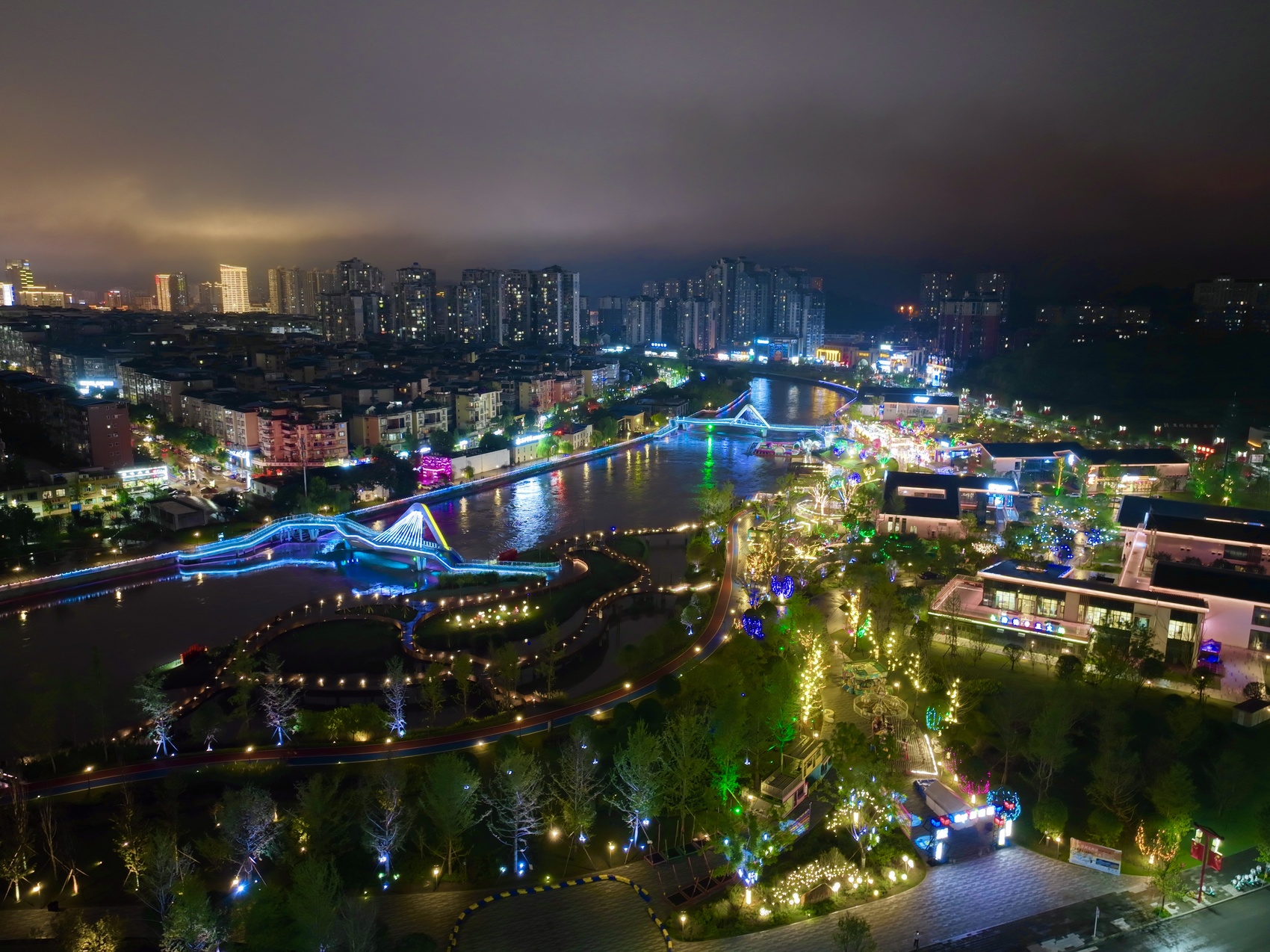 C视频｜烟雨蒙蒙中，寻见广安城市夜表情|川观新闻