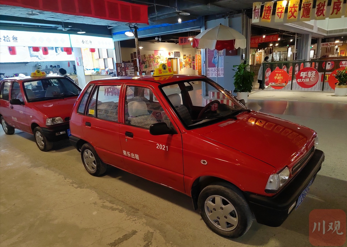 录像厅的灯箱,门市部,电子游戏厅的招牌,街机,台球桌和大红奥拓出租车