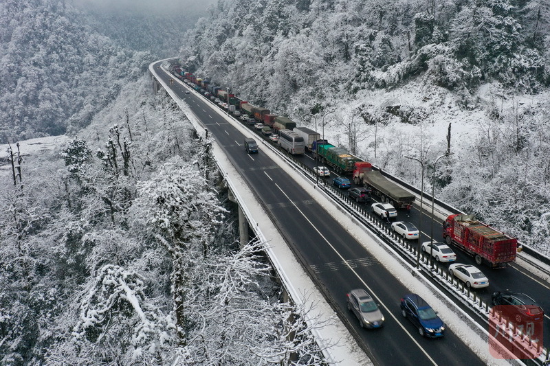 实拍雪后雅西高速泥巴山段 - 川观新闻