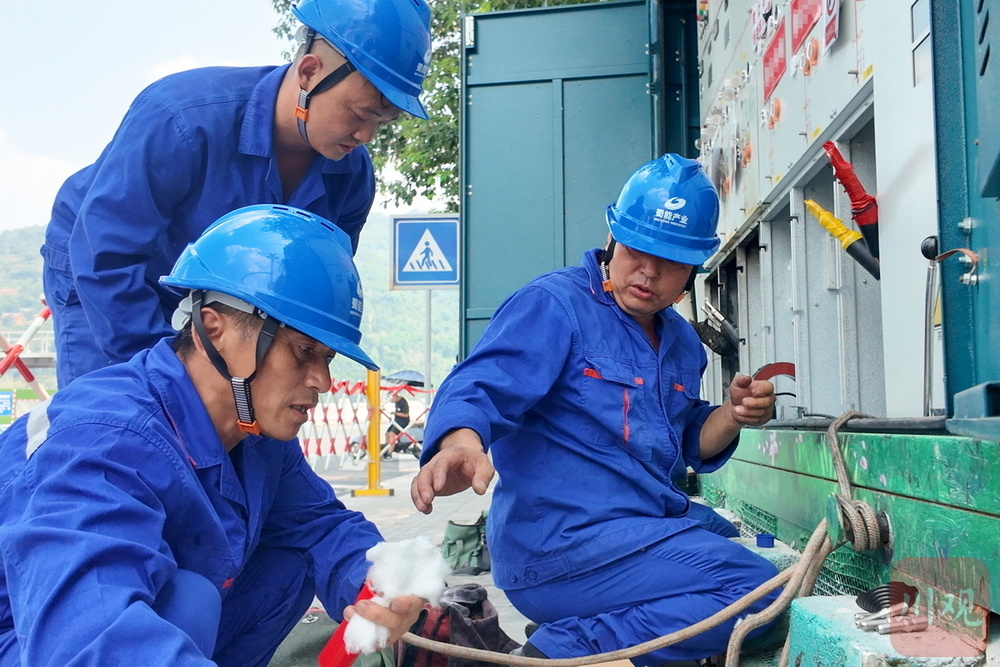 c视频丨雅安:争分夺秒!电力紧急抢修守护市民清凉