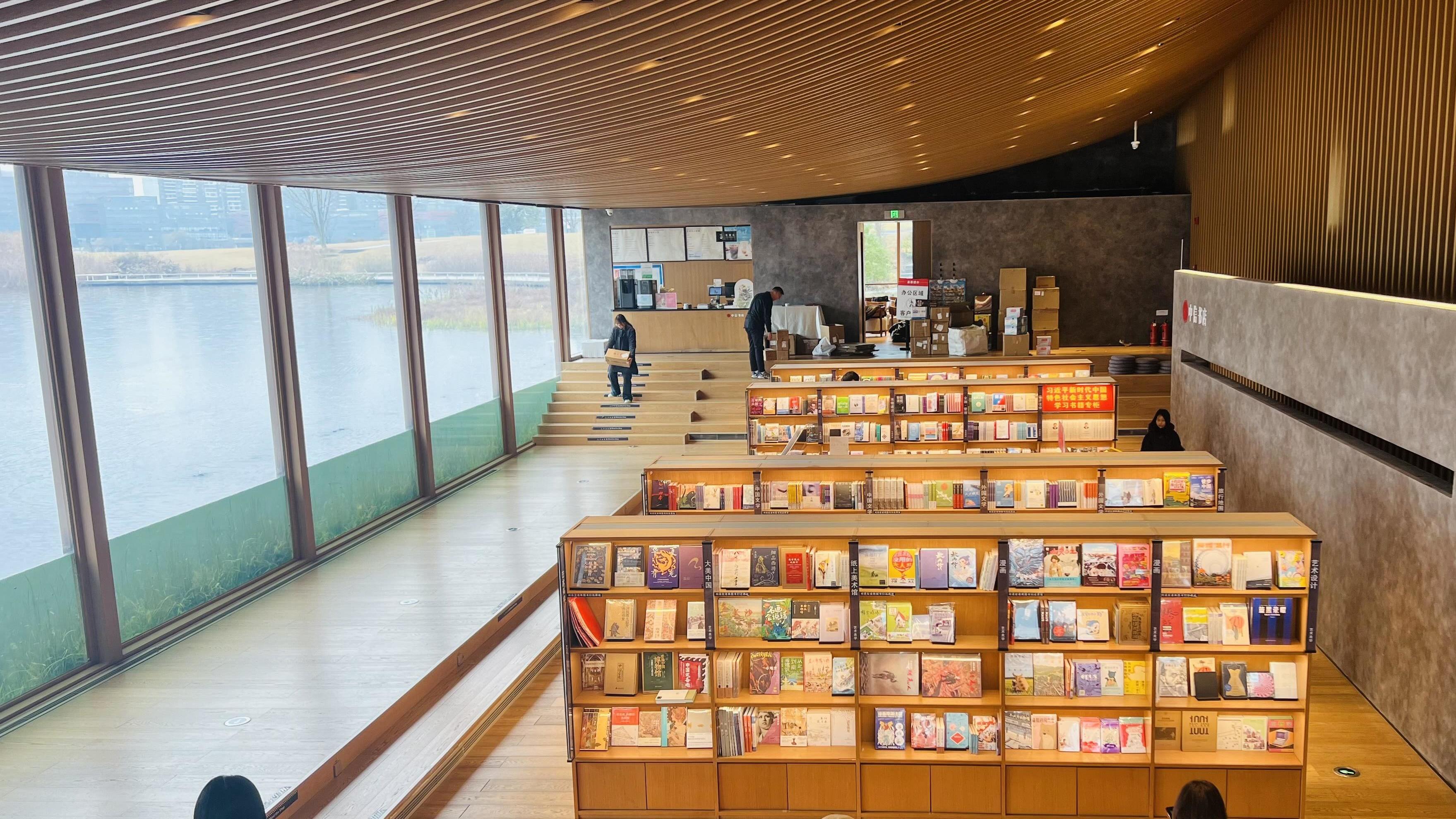 湖畔书店最后一天营业？川观新闻记者现场探访：雨里打卡人未散，官方确认将持续运营