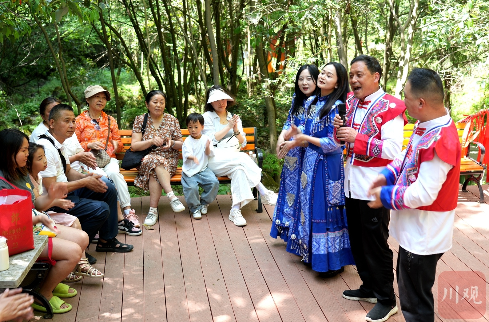 超2万人涌入朝天！逛汉风集市，避暑探洞，吸“神仙”空气
