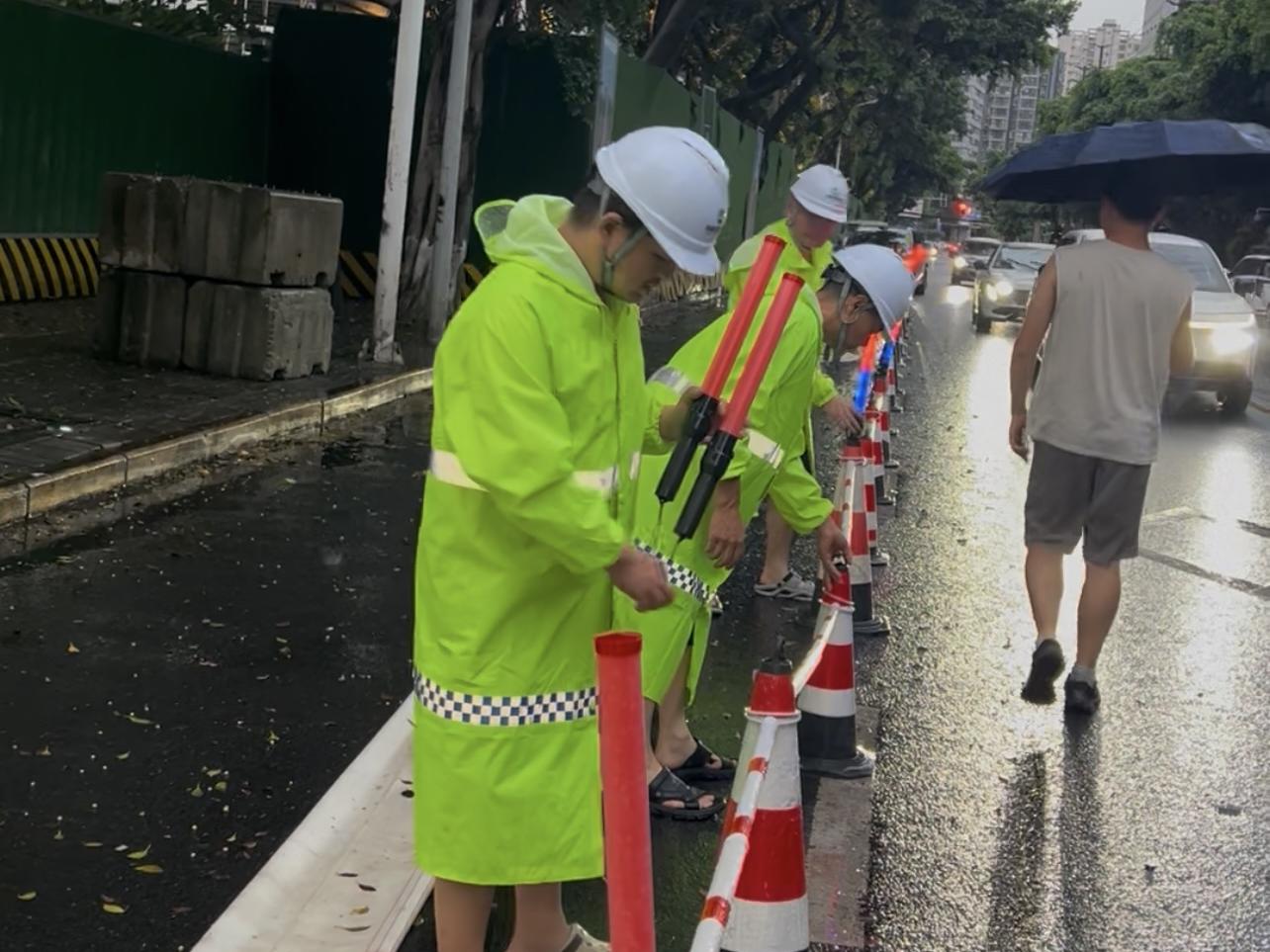 下暴雨了，他们却往外面跑