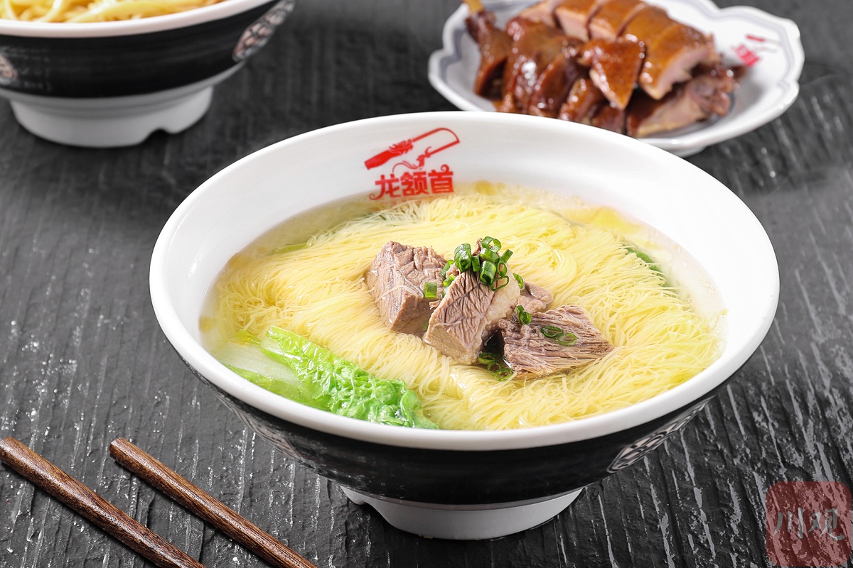 成都街头"大刀金丝面" 面条细如发丝针孔可穿五根 - 川观新闻