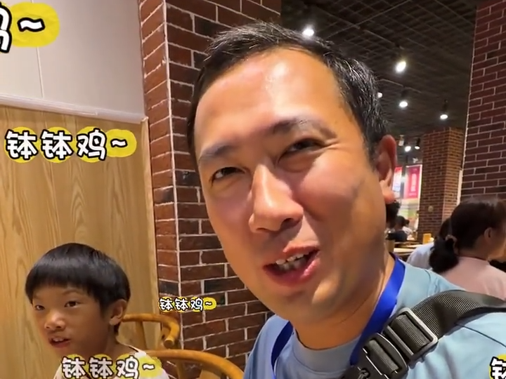 观大佛品美食，台湾青年：终于吃上一元一串的钵钵鸡了！丨C视频