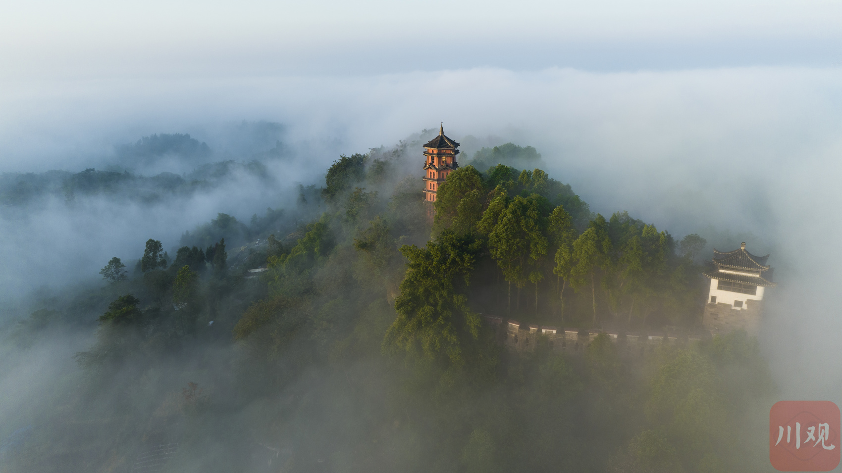超美晨雾缭绕的广安神龙山犹如仙境