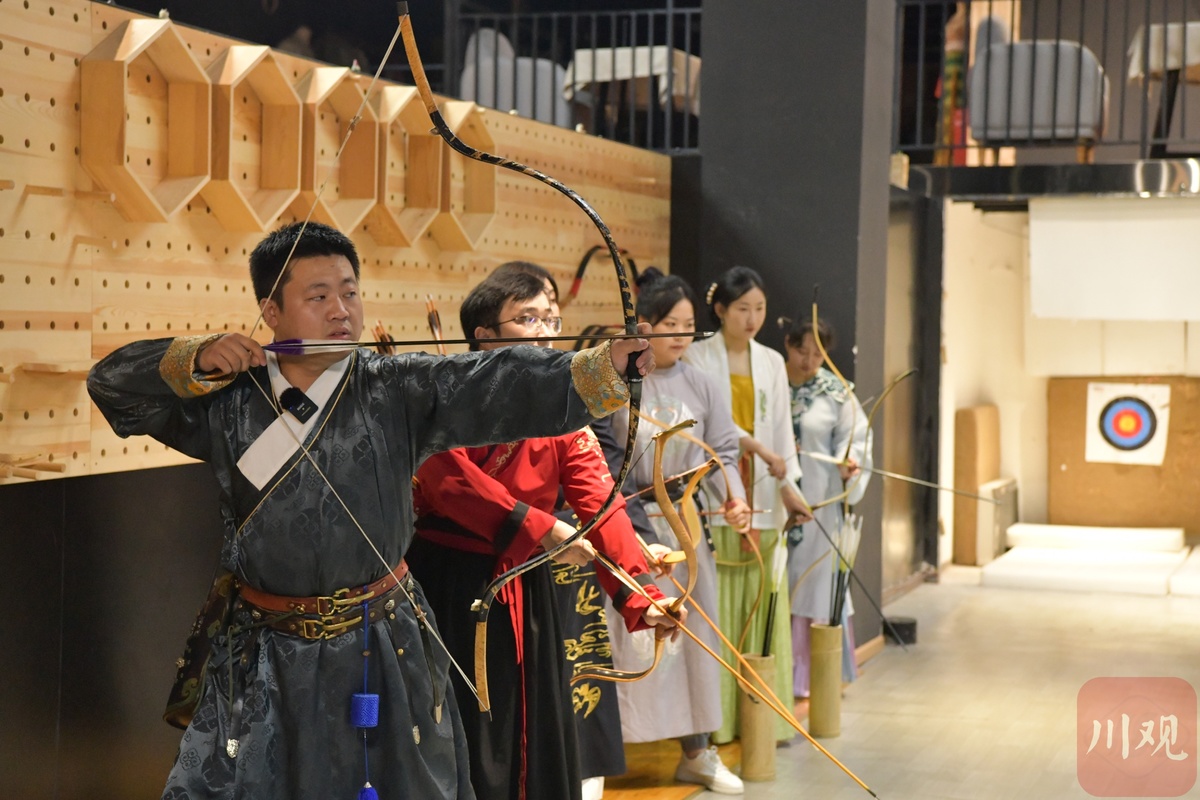 近年来国潮文化兴起,人们也越来越重视体育运动,传统射艺又有了复兴的