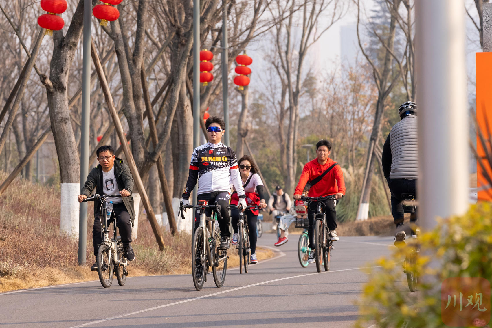 市民在桂溪生态公园的天府绿道上骑行骑行市民在天府绿道的鸿锦南桥上