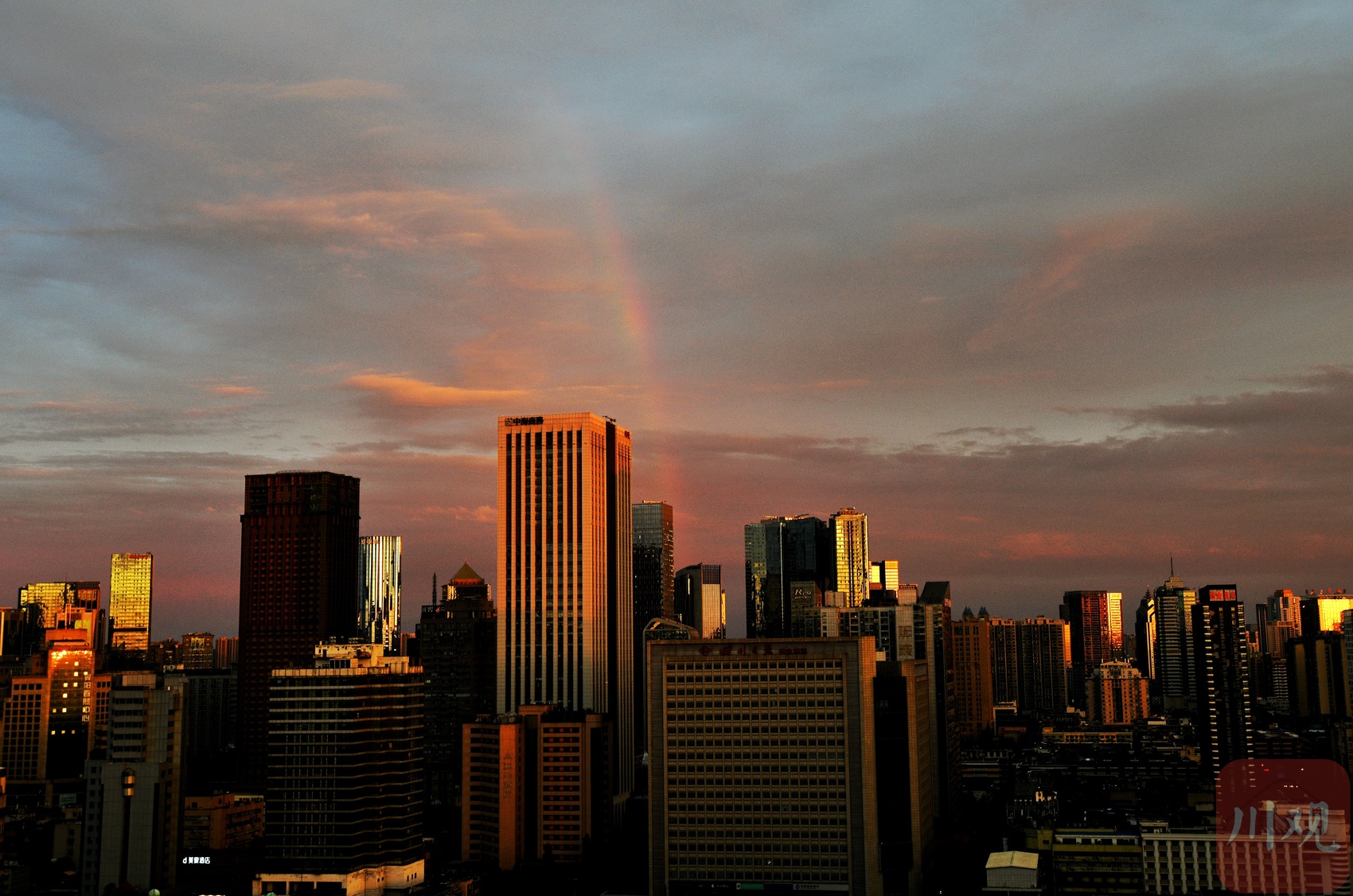 c视频︱朝霞满天 彩虹高挂 成都市区清晨上演光影大片