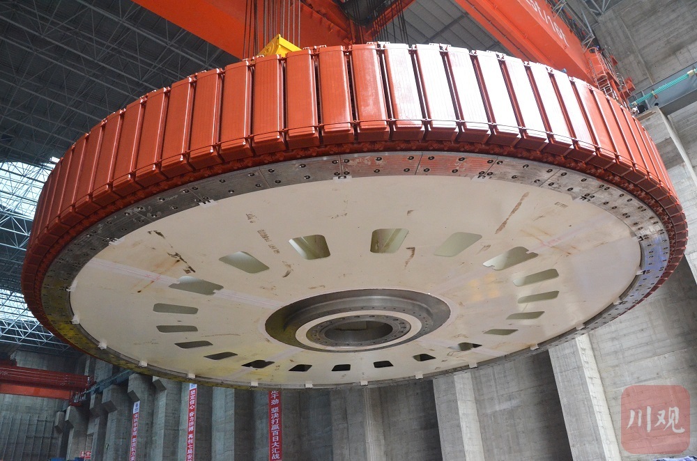 壮观金沙水电站首台机组转子吊装