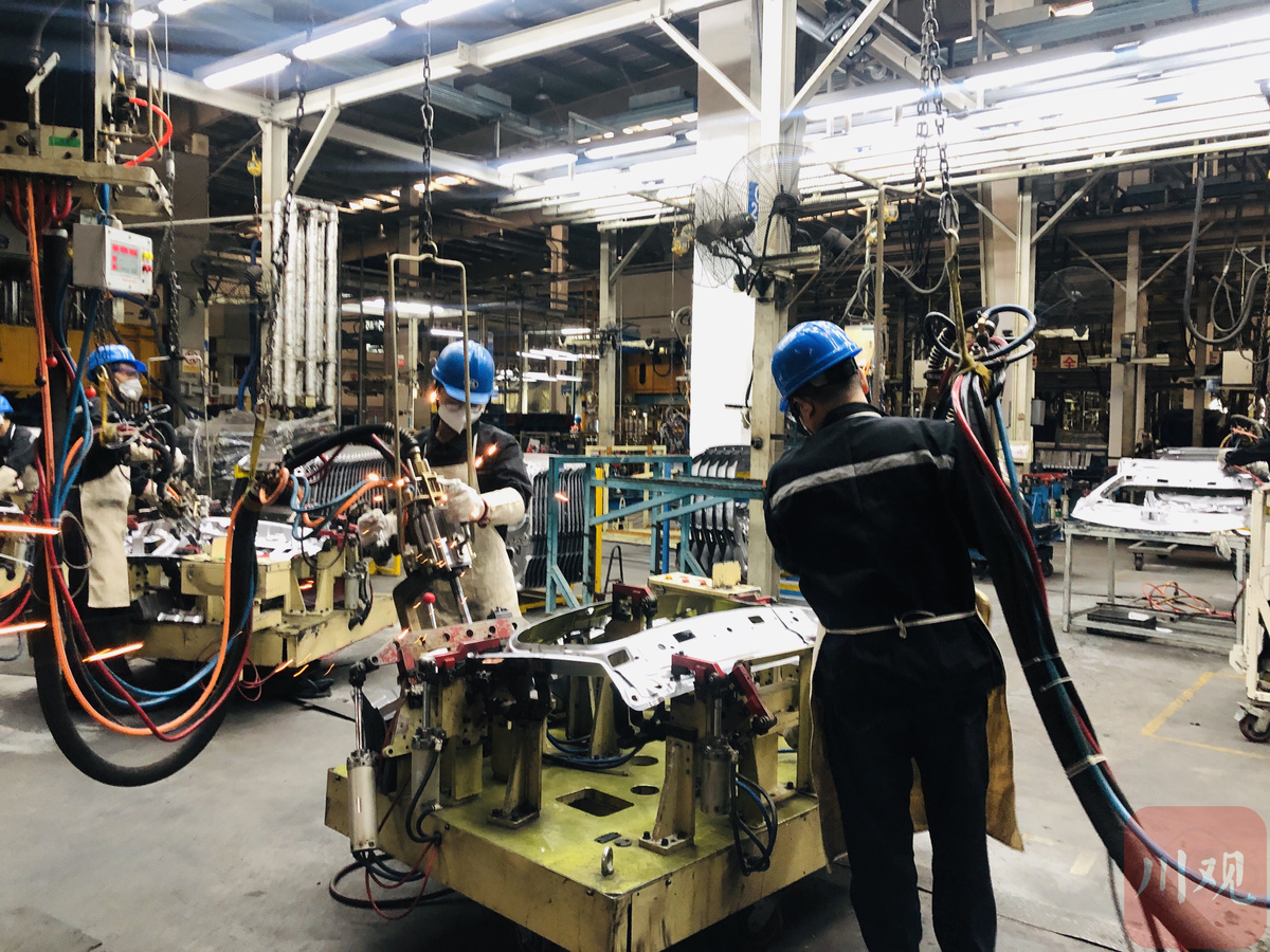 视频4小时从工厂到港口记者跟车体验出口汽车零部件的成都通关之旅