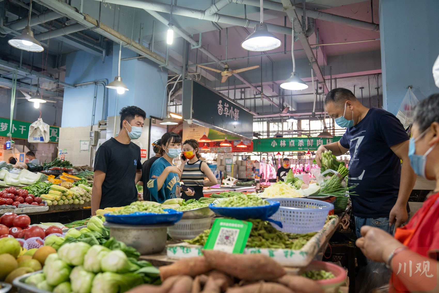 川观新闻记者来到成都几家菜市场,超市,了解现在生活必需品的供应情况