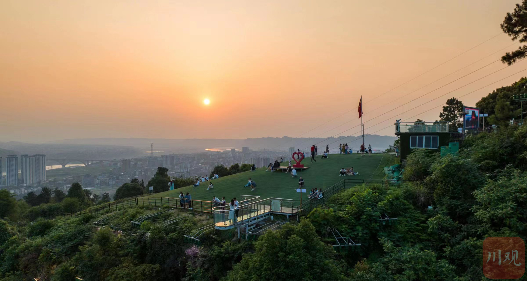 安逸四川宜人宜宾俯瞰城市夜景宜宾催科山成夏日休闲会客厅