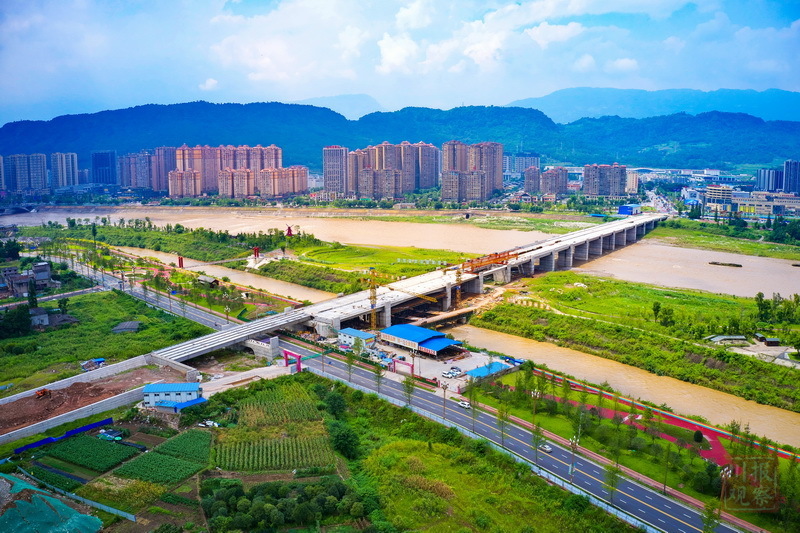 宽32米,双向6车道,是连接姚桥与大兴组团之间的重要干桥,为目前雅安主