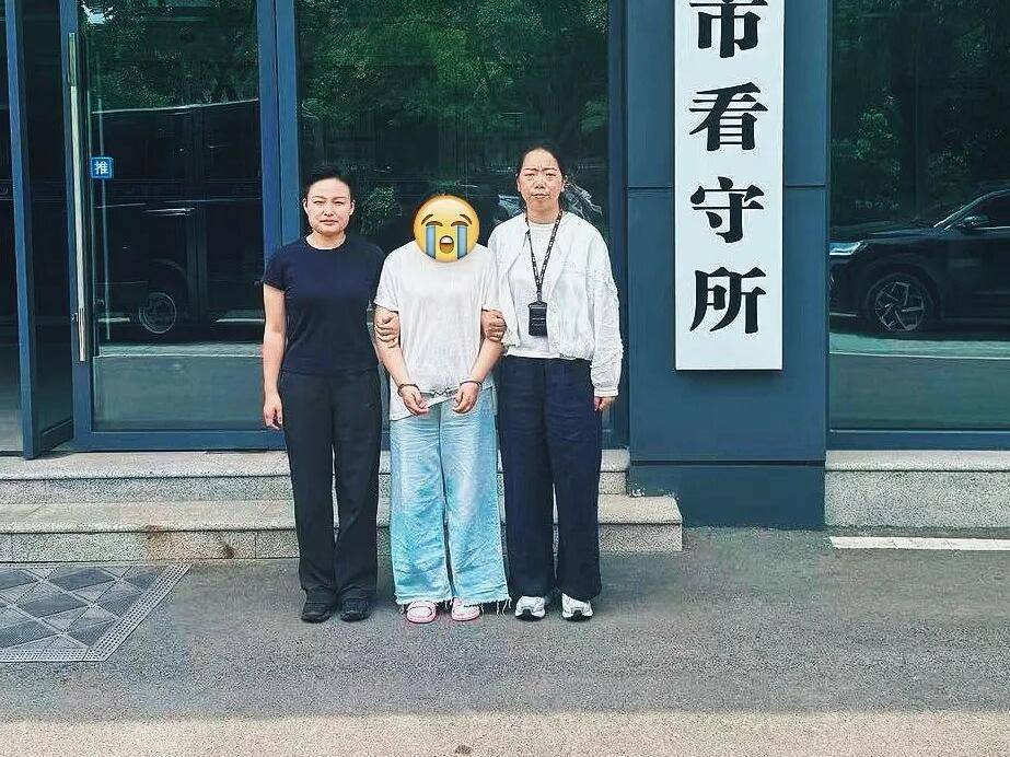 轻信“名人理财”，民警三次苦劝仍被骗80万元！警方千里奔袭抓获电诈“工具人”