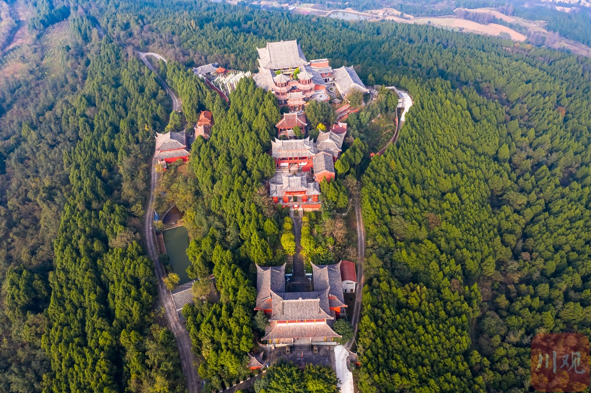 航拍丨初冬的七曲山大庙,古柏依然翠绿 - 川观新闻