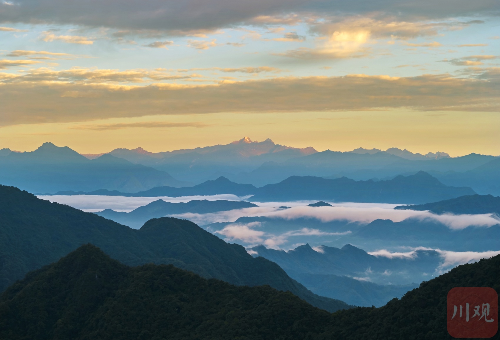 山峦绵亘图片