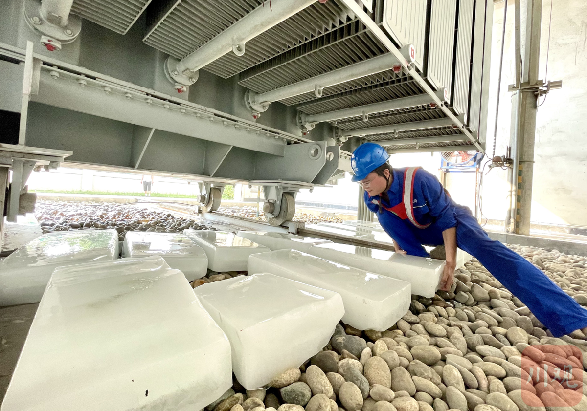 對溫度過高主變壓器採取帶電水噴淋,冰塊降溫,增加外置