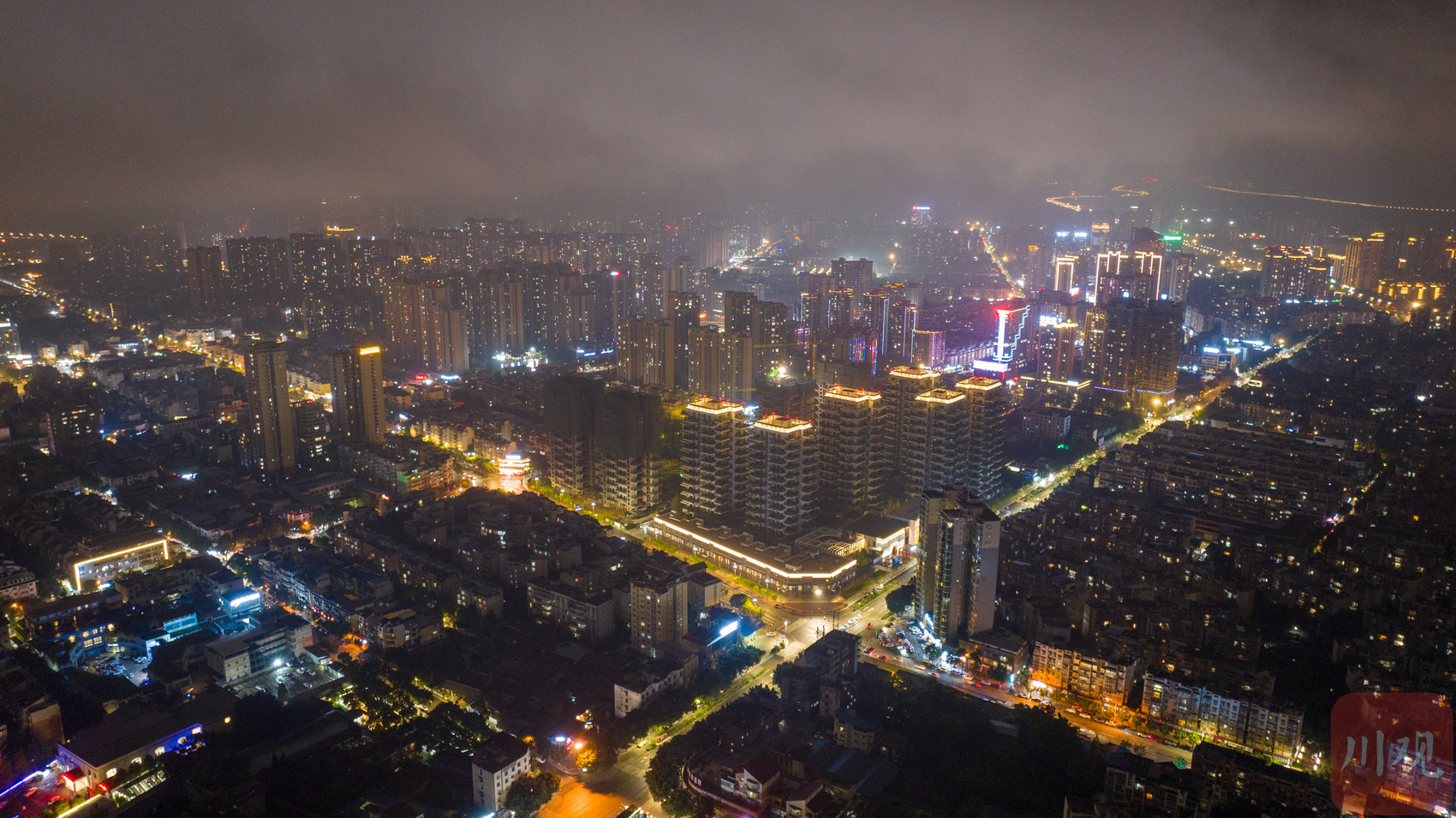 眉山东坡城区夜雨雾城美得如幻如诗