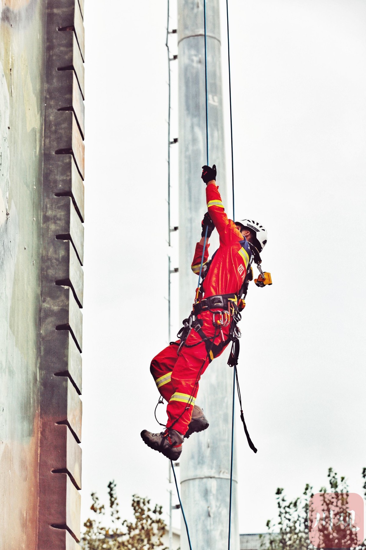 第一视角看消防员高空绳索救援 - 川观新闻