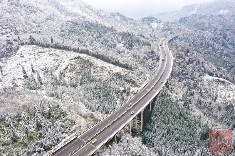 实拍雪后雅西高速泥巴山段 - 川观新闻