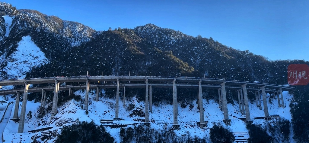 航拍雪後雅西高速天梯雲路美輪美奐