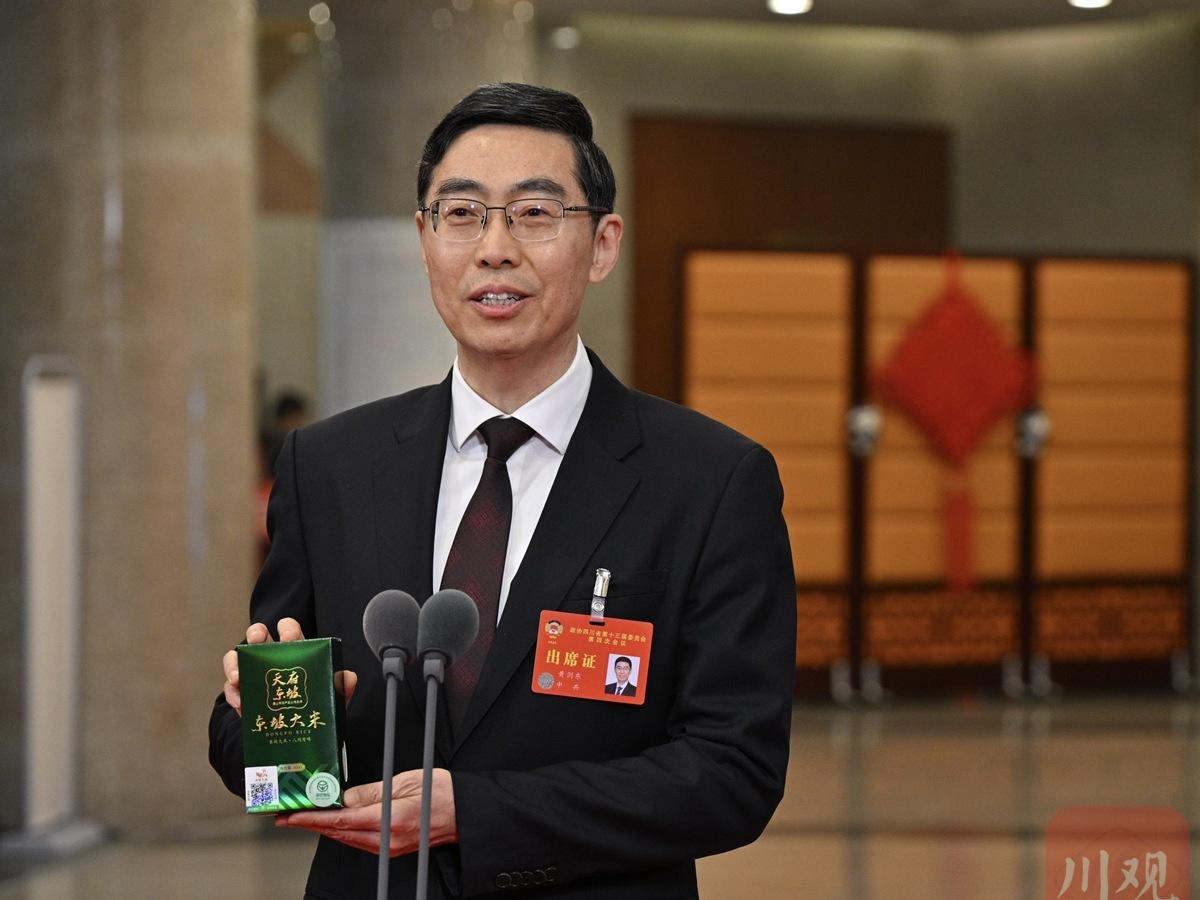 委员通道丨通道上这位委员从文件袋里掏出一袋大米