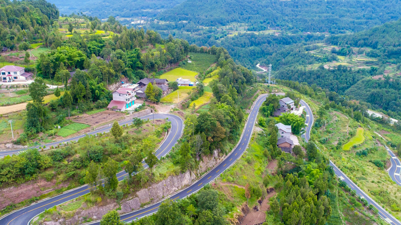 “坐公交车走出大山”底气何在？丨天府新视界