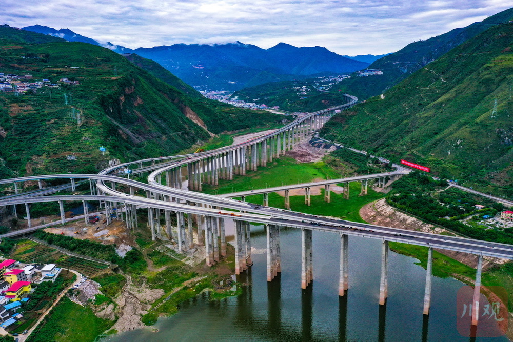 峨汉高速汉源段预计年底完工 - 川观新闻