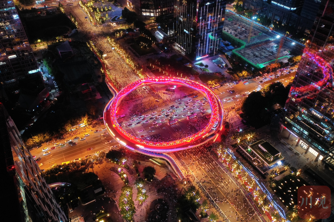夜幕降临,在交子大道与益州大道交叉路口,造型呈环状,时尚灵动的景观