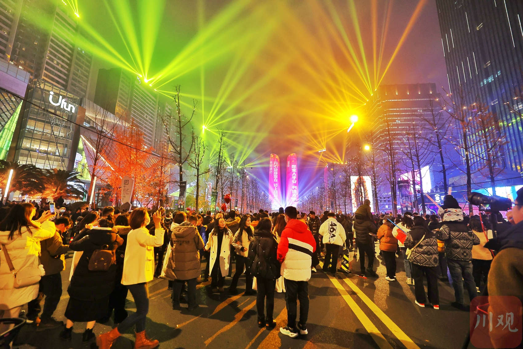 c视频我们一起向未来成都上演跨年炫酷灯光秀