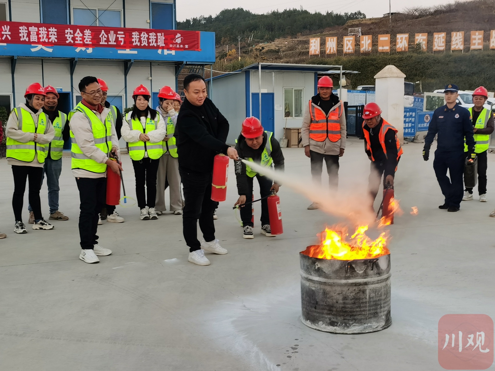利州区:为企业派发安全“大礼包”