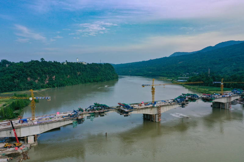 探进度!雅安草坝青衣江大桥左幅边跨临近合龙 - 川观新闻