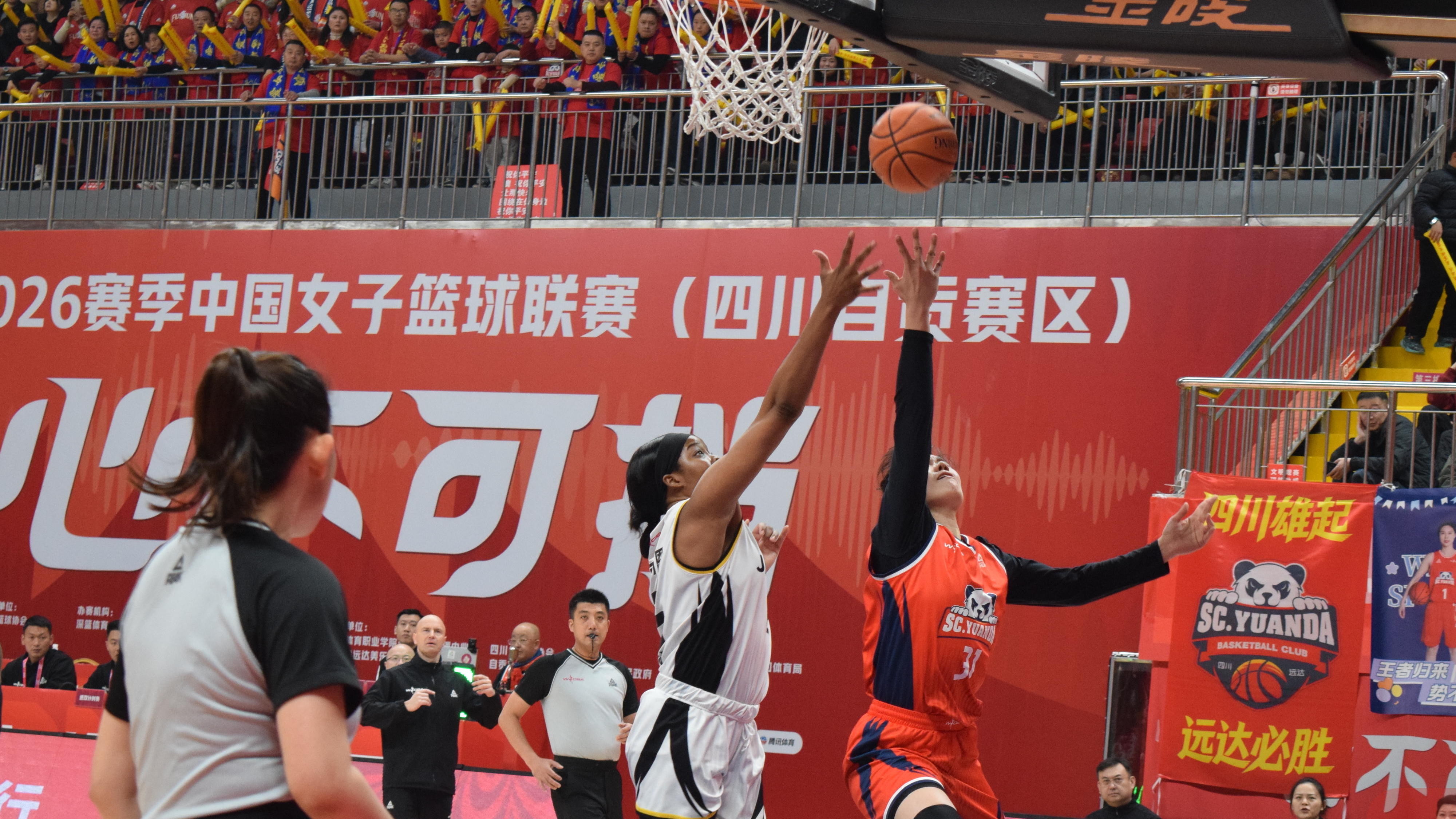主场收官战悬念拉满 四川女篮两分险胜江苏队完美落幕