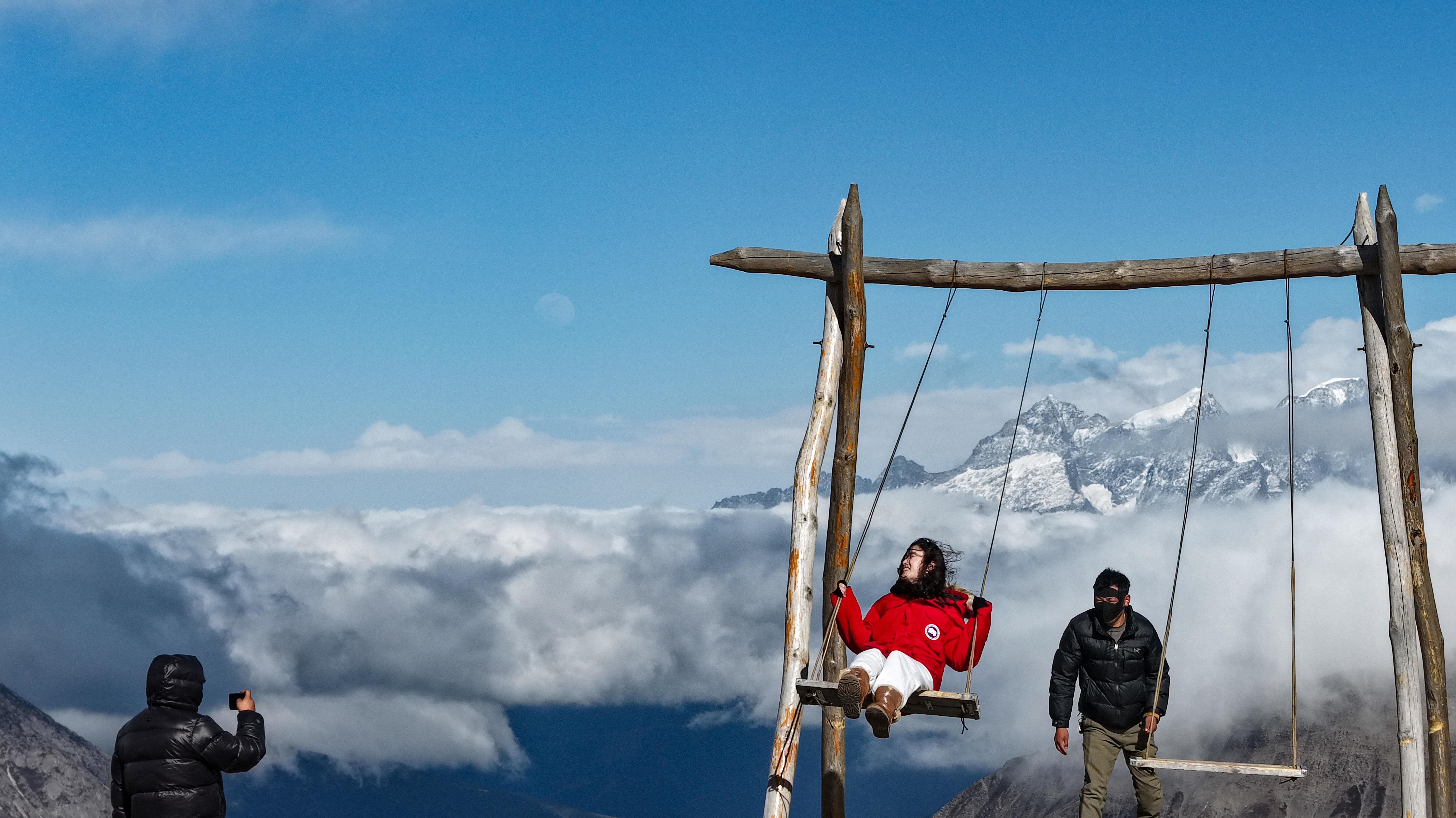 甘孜康定：国道318线上自驾游日渐红火 自驾&ldquo;流量&rdquo;转化为&ldquo;留量&rdquo;