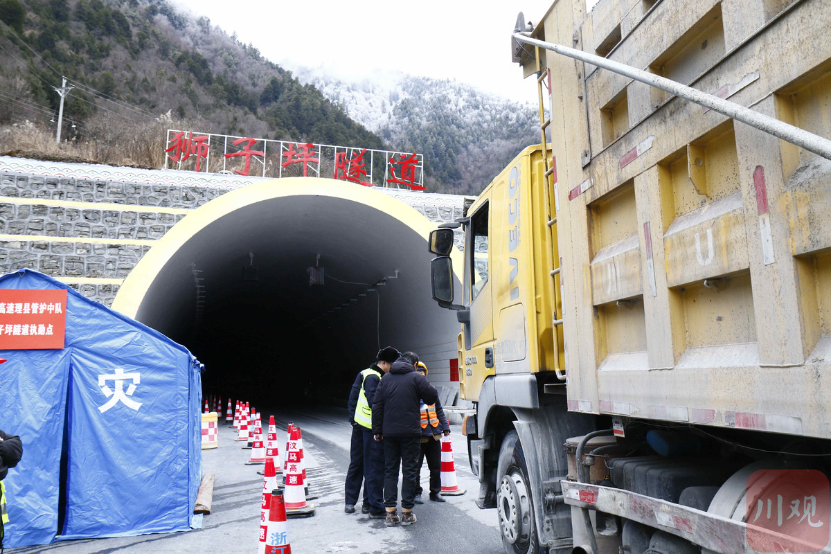 汶马高速狮子坪隧道加紧施工确保月底具备通车条件