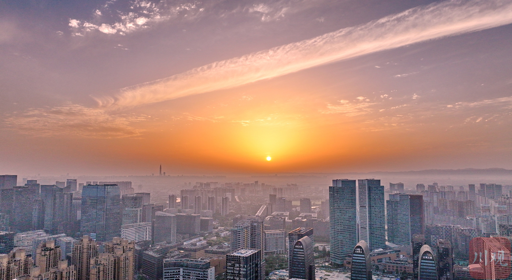 清晨成都,繁华的都市随着太阳升起逐渐清晰起来,城市建筑的外墙光幕在