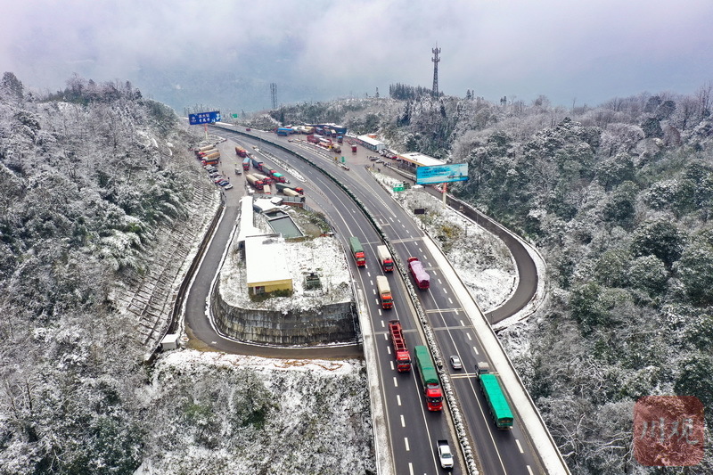实拍雪后雅西高速泥巴山段 - 川观新闻