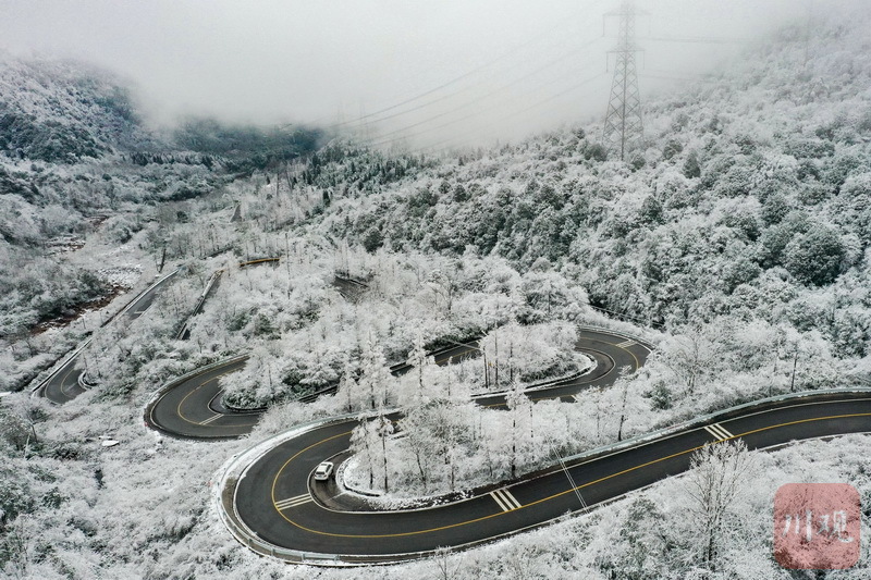 今日大雪实拍白雪皑皑的雅安泥巴山