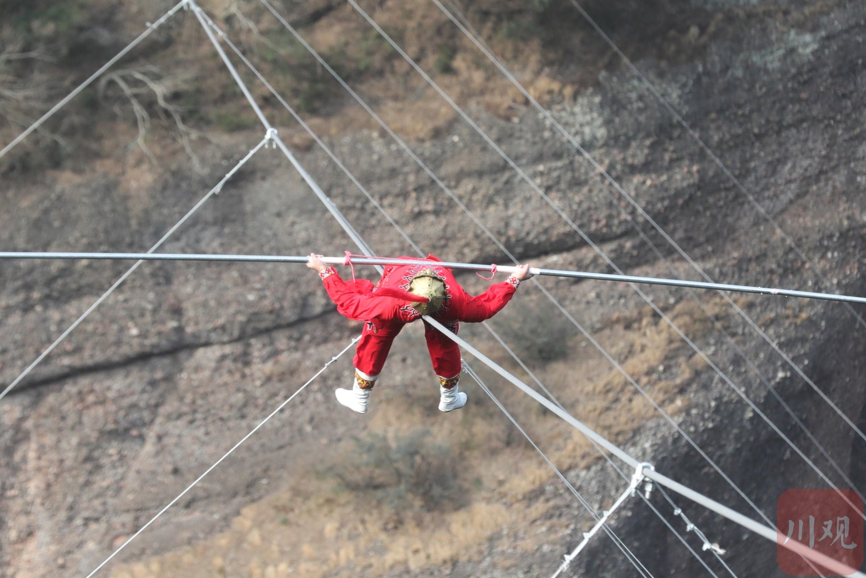 年味春节在剑门②丨时隔10年高空王子阿迪力再次飞越剑门关绝壁