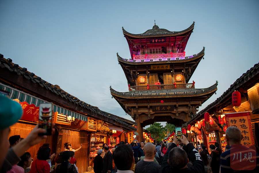 阆中:阆苑古城灯如昼 嘉陵江畔夜未央 - 川观新闻